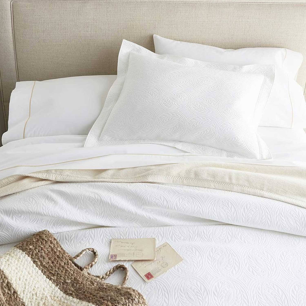 Matelassé Cal King Coverlet M823707