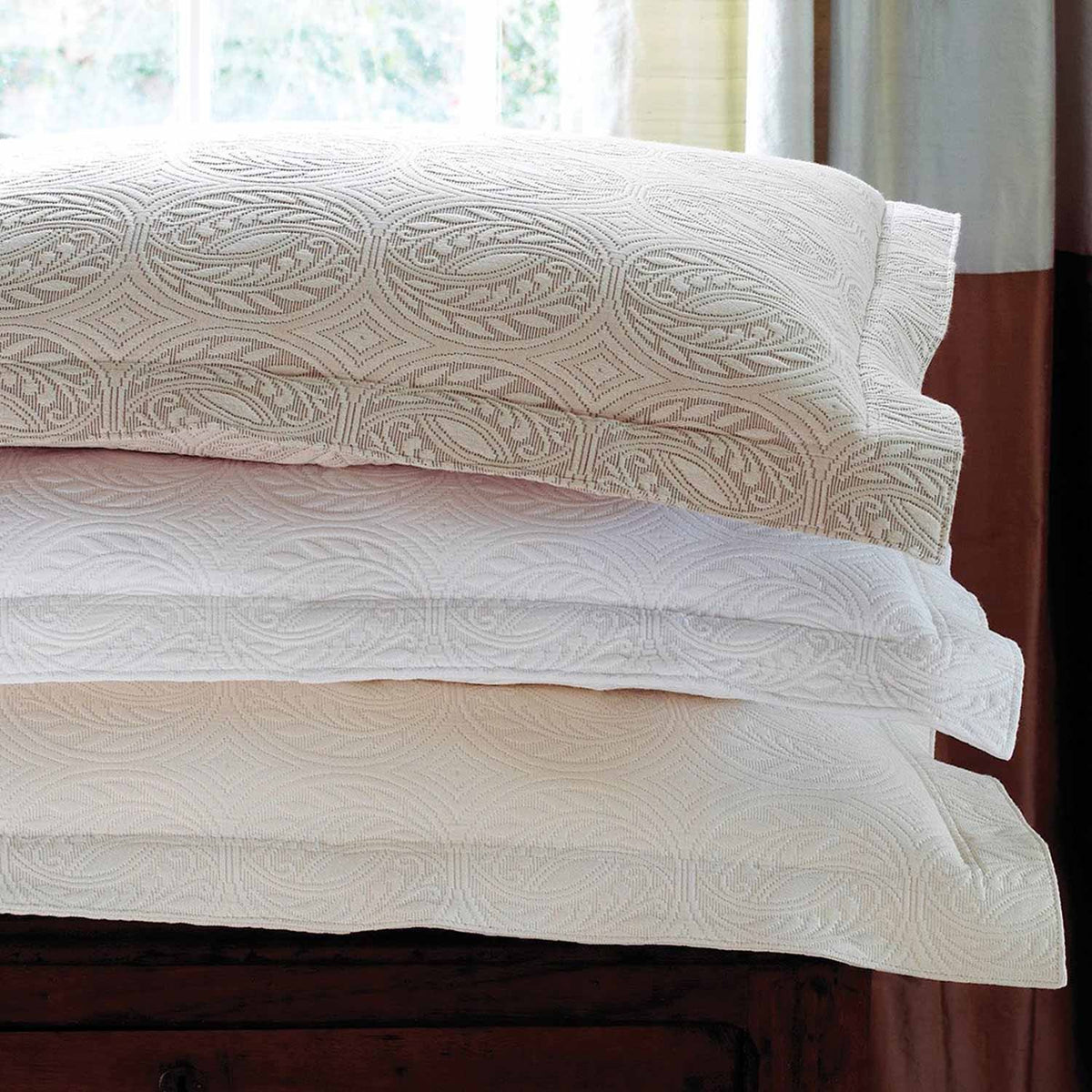 Matelassé Cal King Coverlet M823707