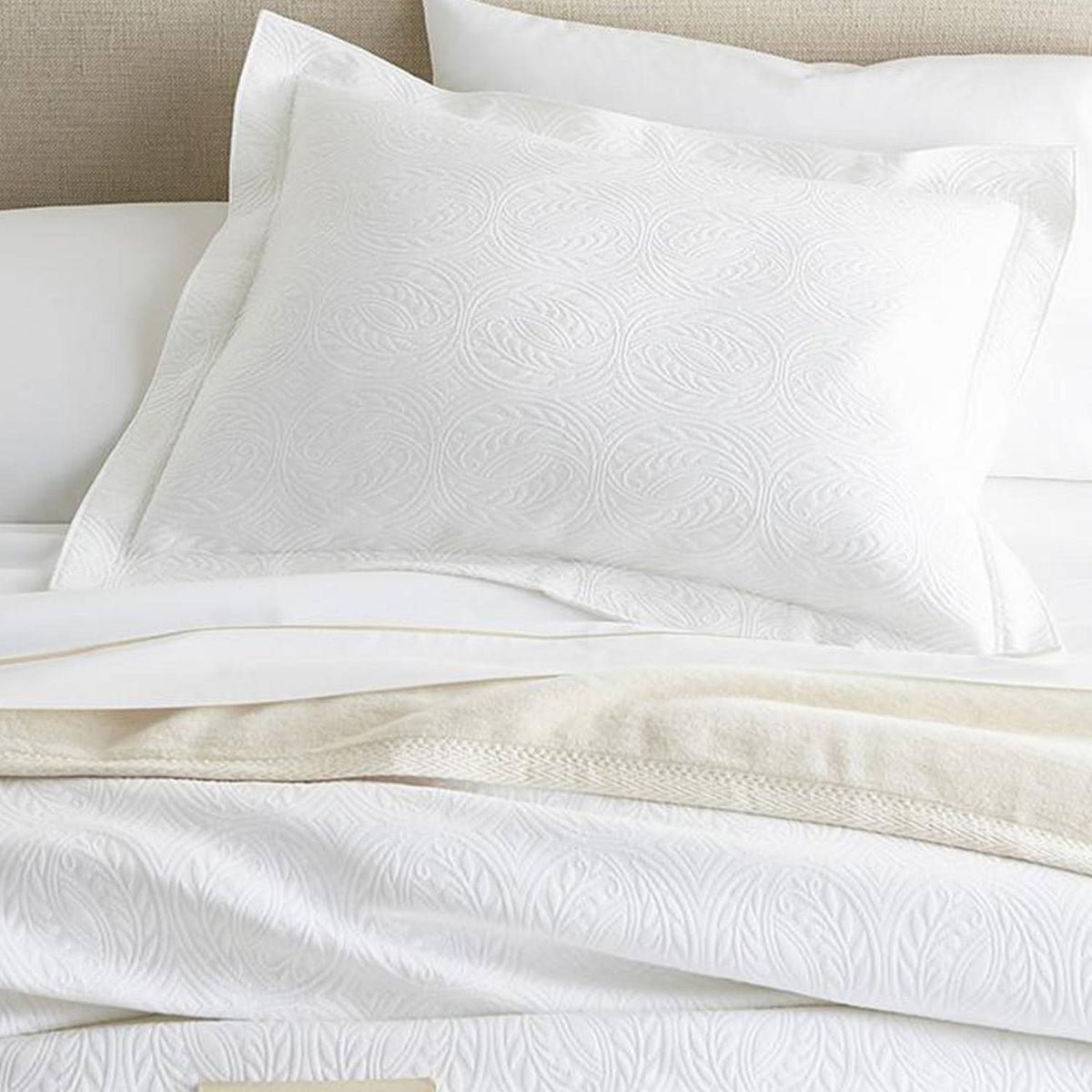 Matelassé Cal King Coverlet M823707