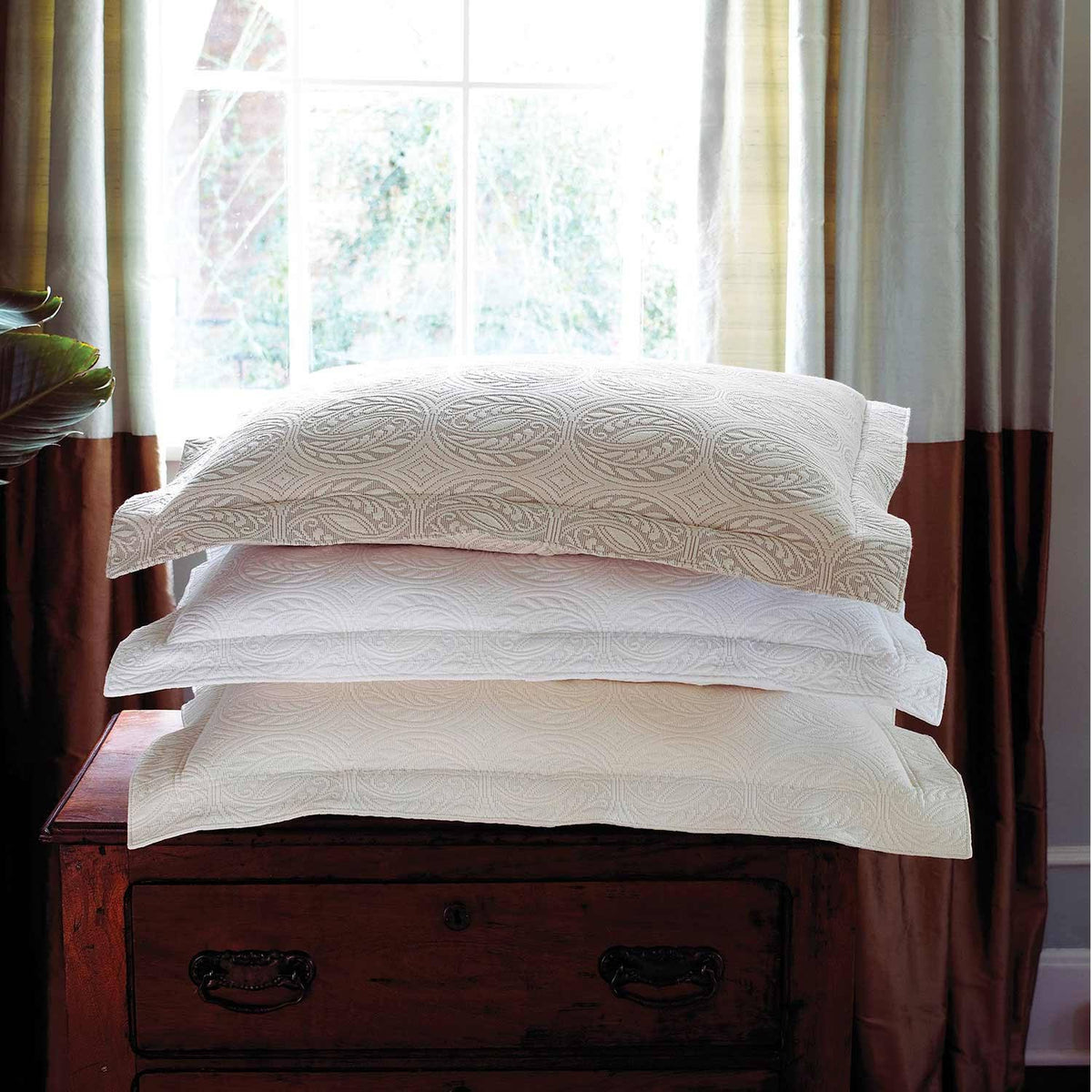 Matelassé Cal King Coverlet M823707