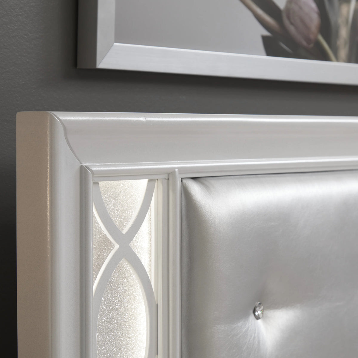 King 5-Piece Bedroom Set with LED Lights, Tufted Bed, Dresser, Mirror, and 2 Nightstands in Pearlized White M65742